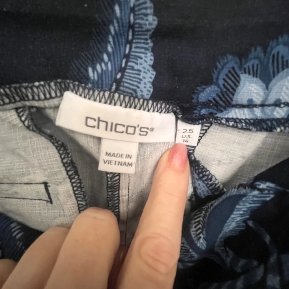Chicos tee and crops bundle - Picture 9 of 9